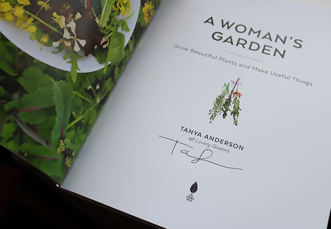 A Woman's Garden: Grow Beautiful Plants and Make Useful Things - Plants and  Projects for Home, Health, Beauty, Healing, and More: Anderson, Tanya:  9780760368404: : Books